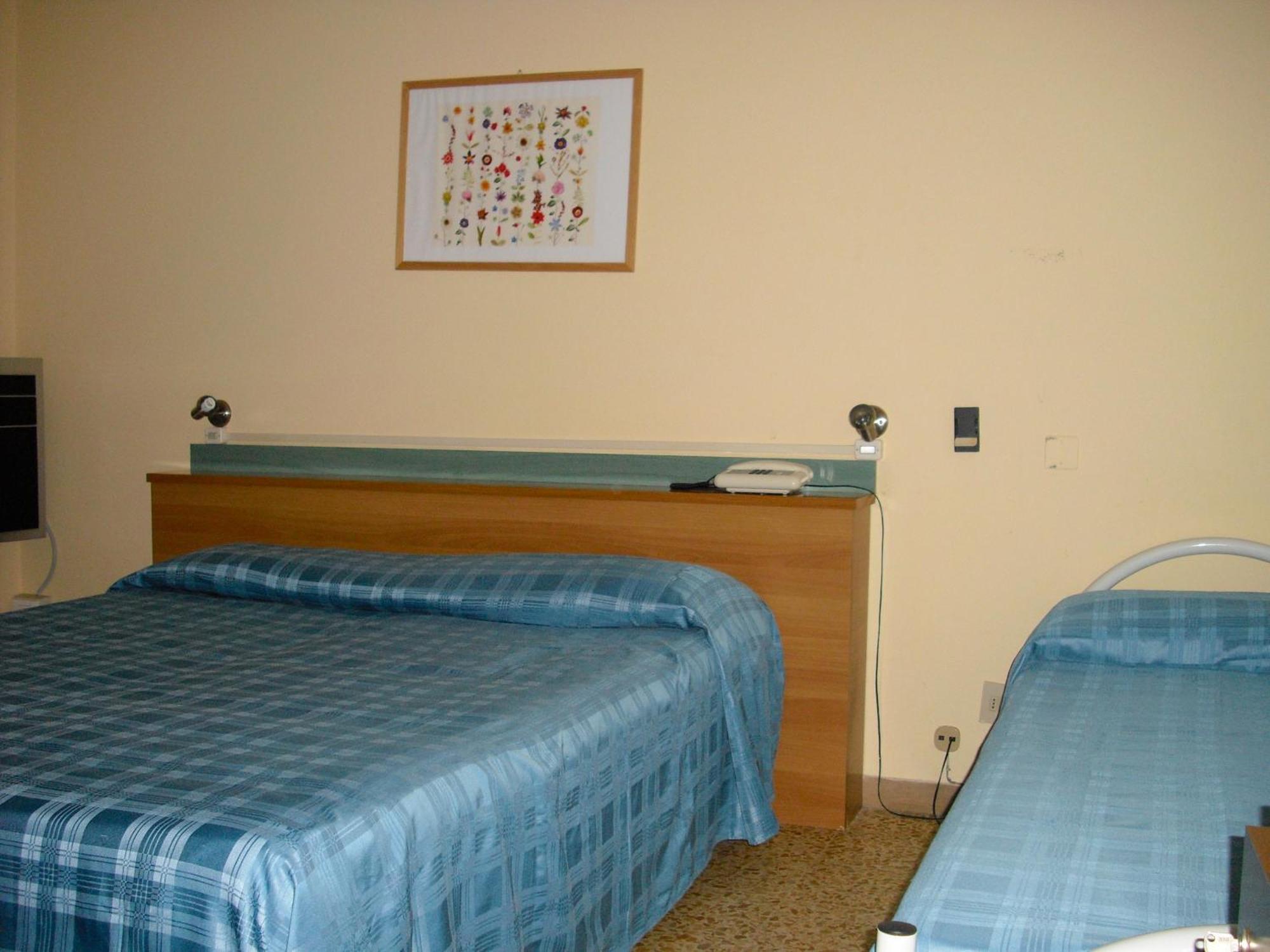 Hotel Garden Тирения Екстериор снимка