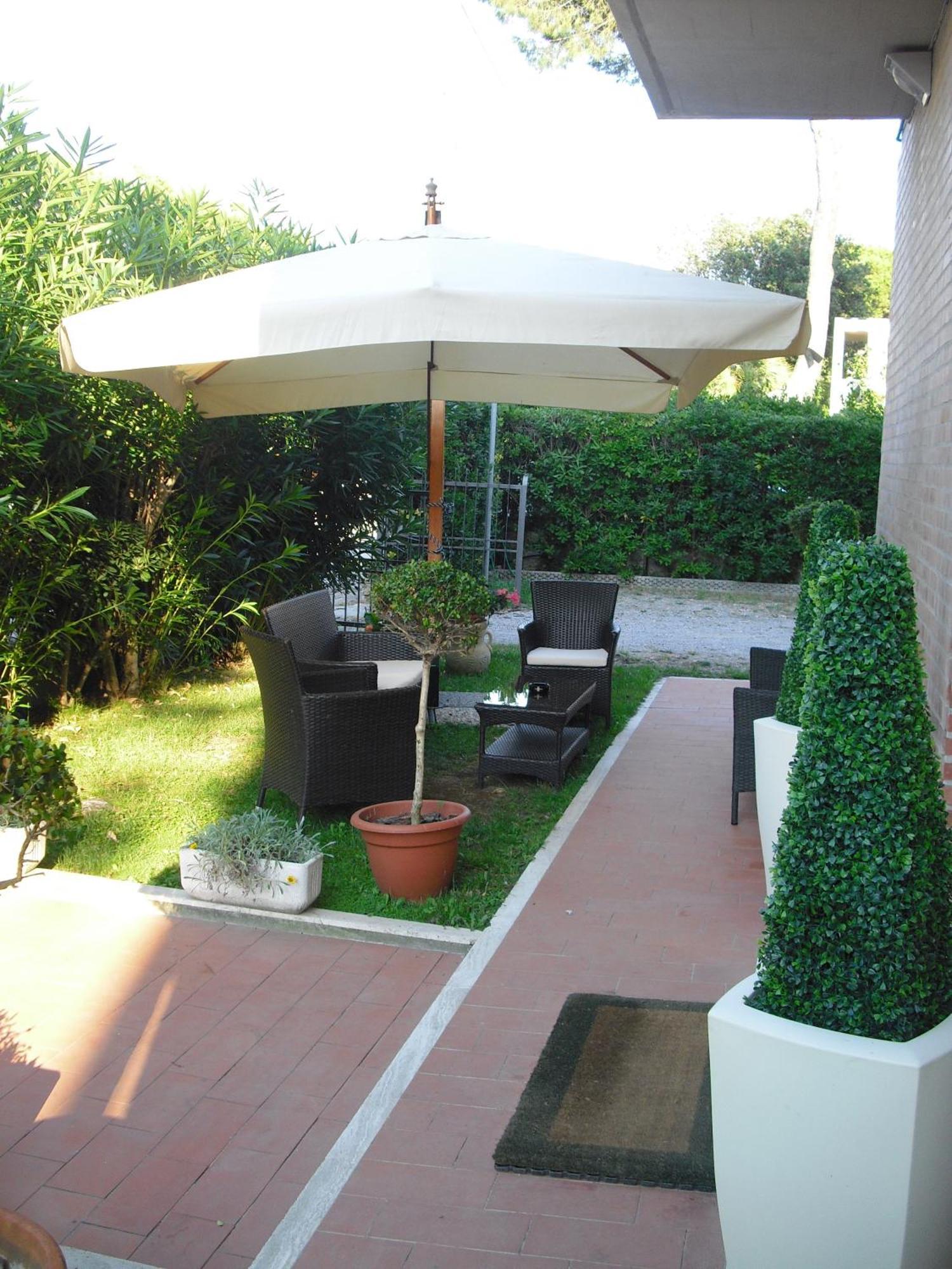 Hotel Garden Тирения Екстериор снимка