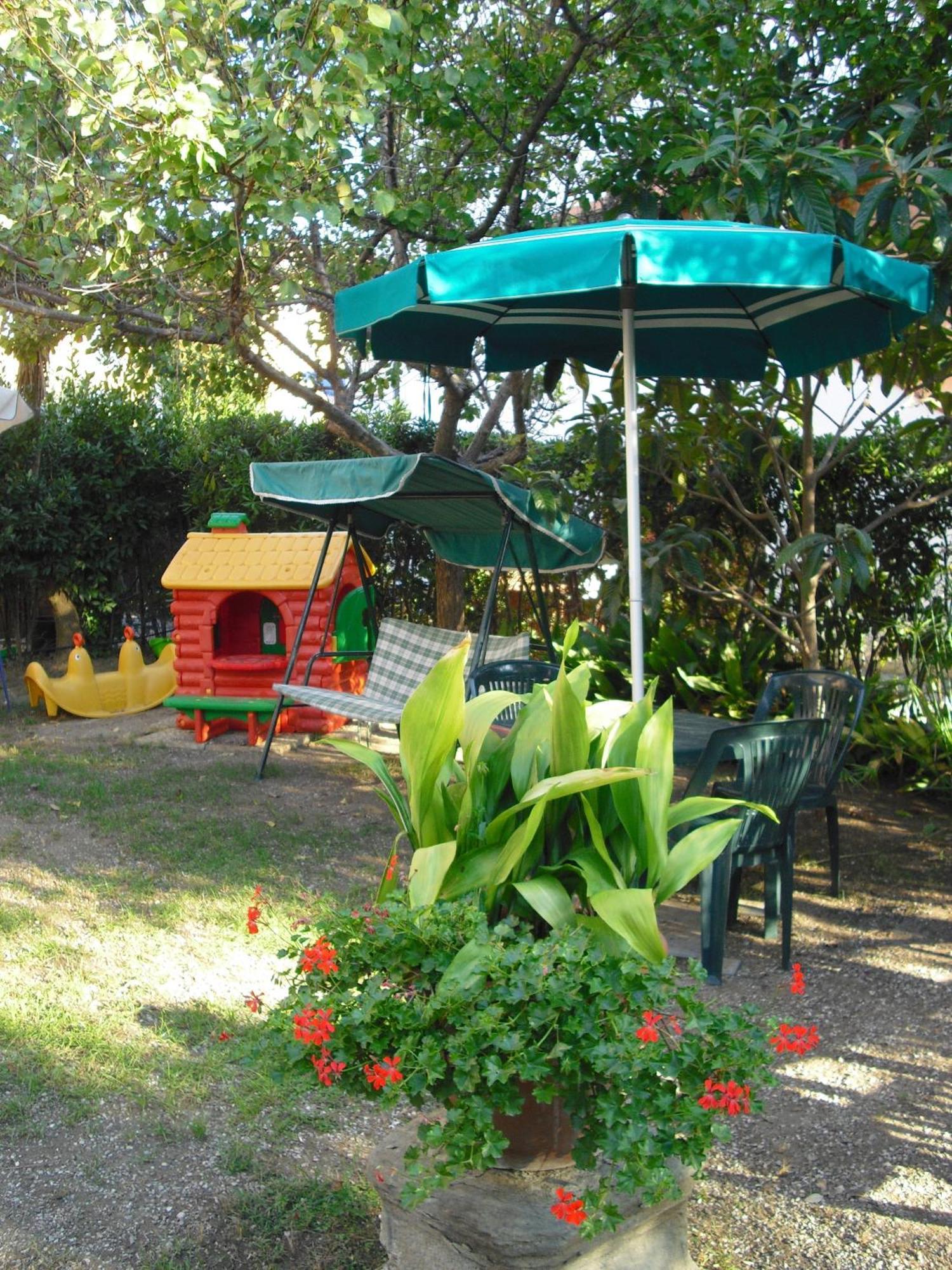 Hotel Garden Тирения Екстериор снимка