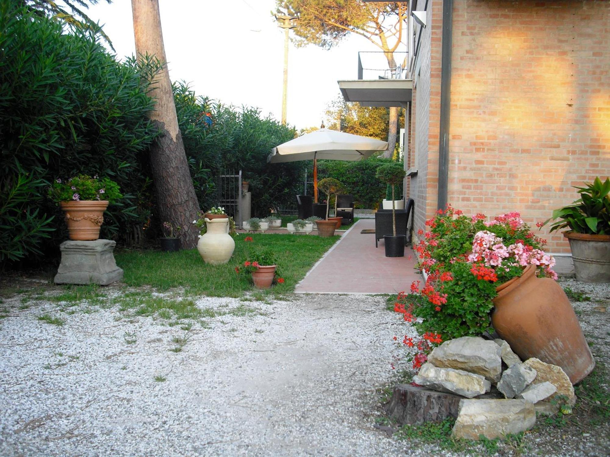 Hotel Garden Тирения Екстериор снимка