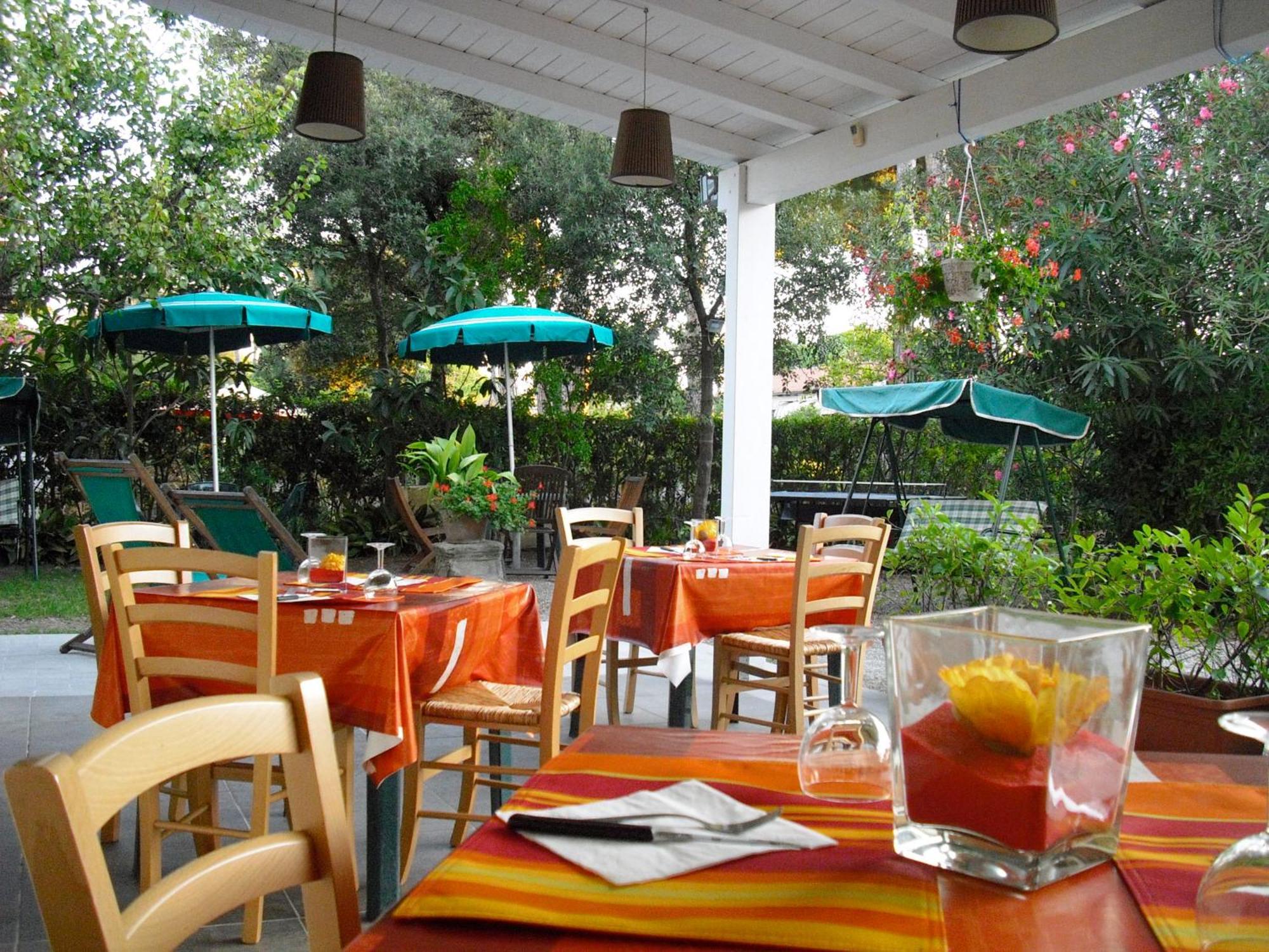 Hotel Garden Тирения Екстериор снимка