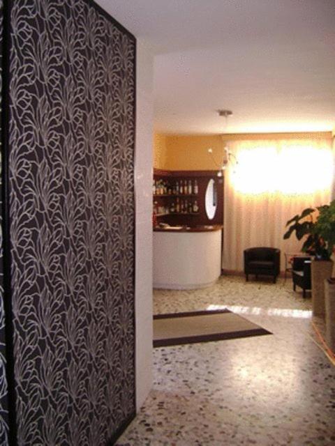 Hotel Garden Тирения Екстериор снимка